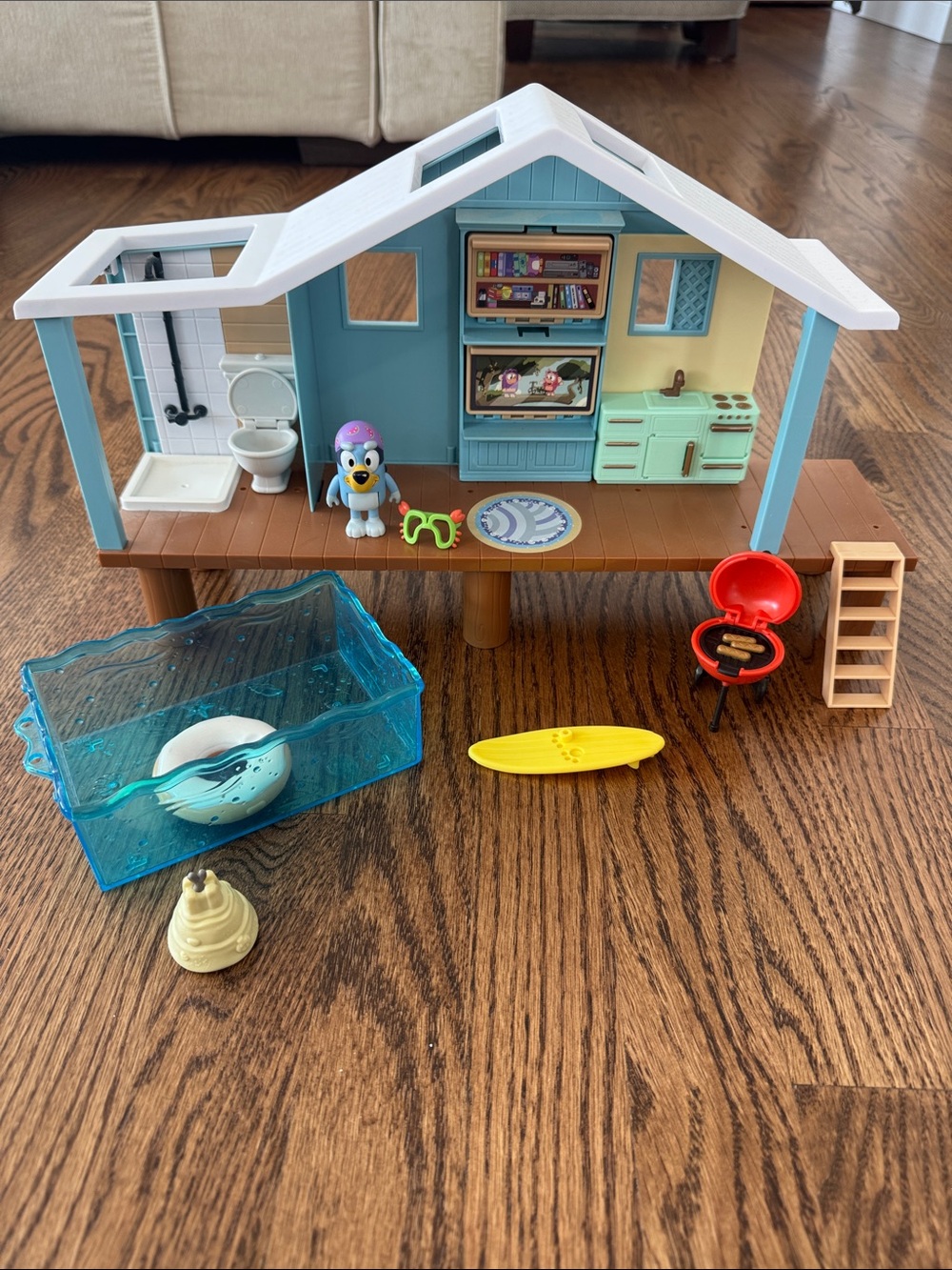 Bluey Beach Cabin Playset, with Exclusive Figure with Goggles